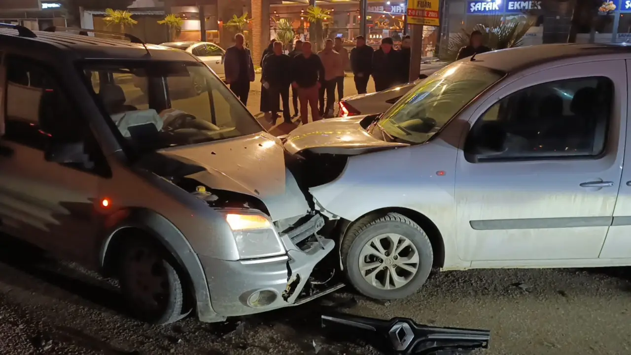 İnegöl’de gece saatlerinde feci çarpışma! 3 kişi yaralandı 1