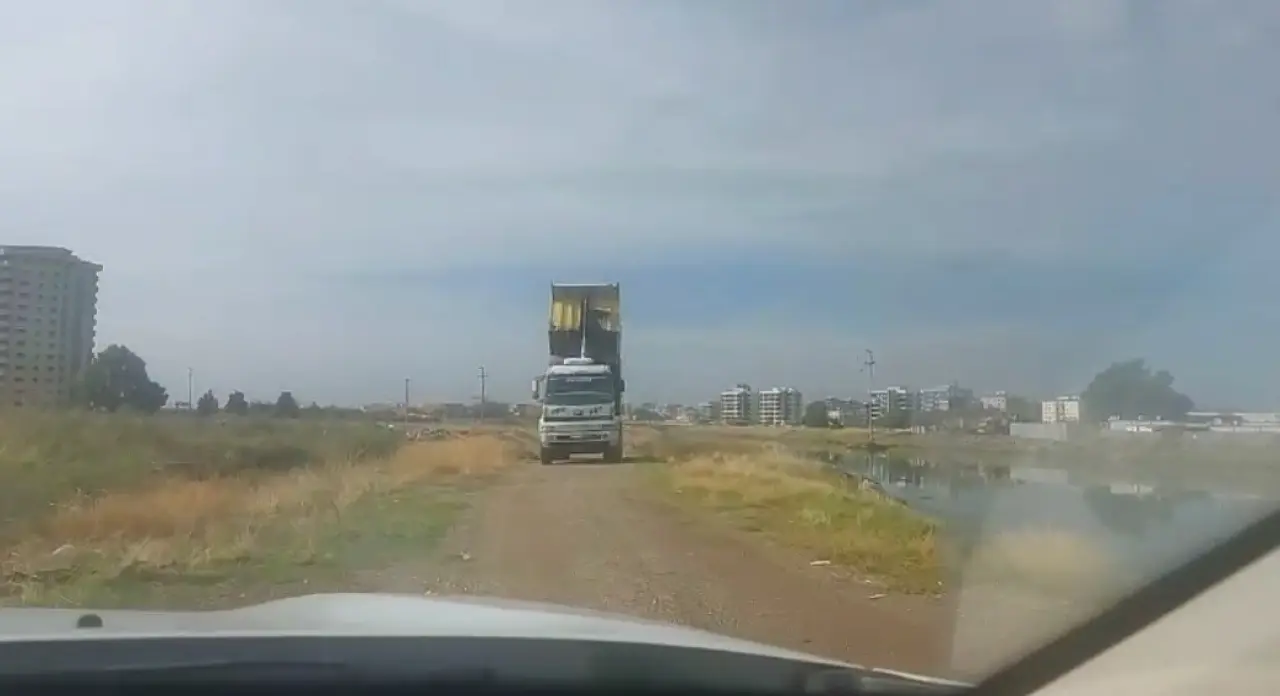 Kaçak moloz döken sürücü yine kuralları hiçe saydı! 1