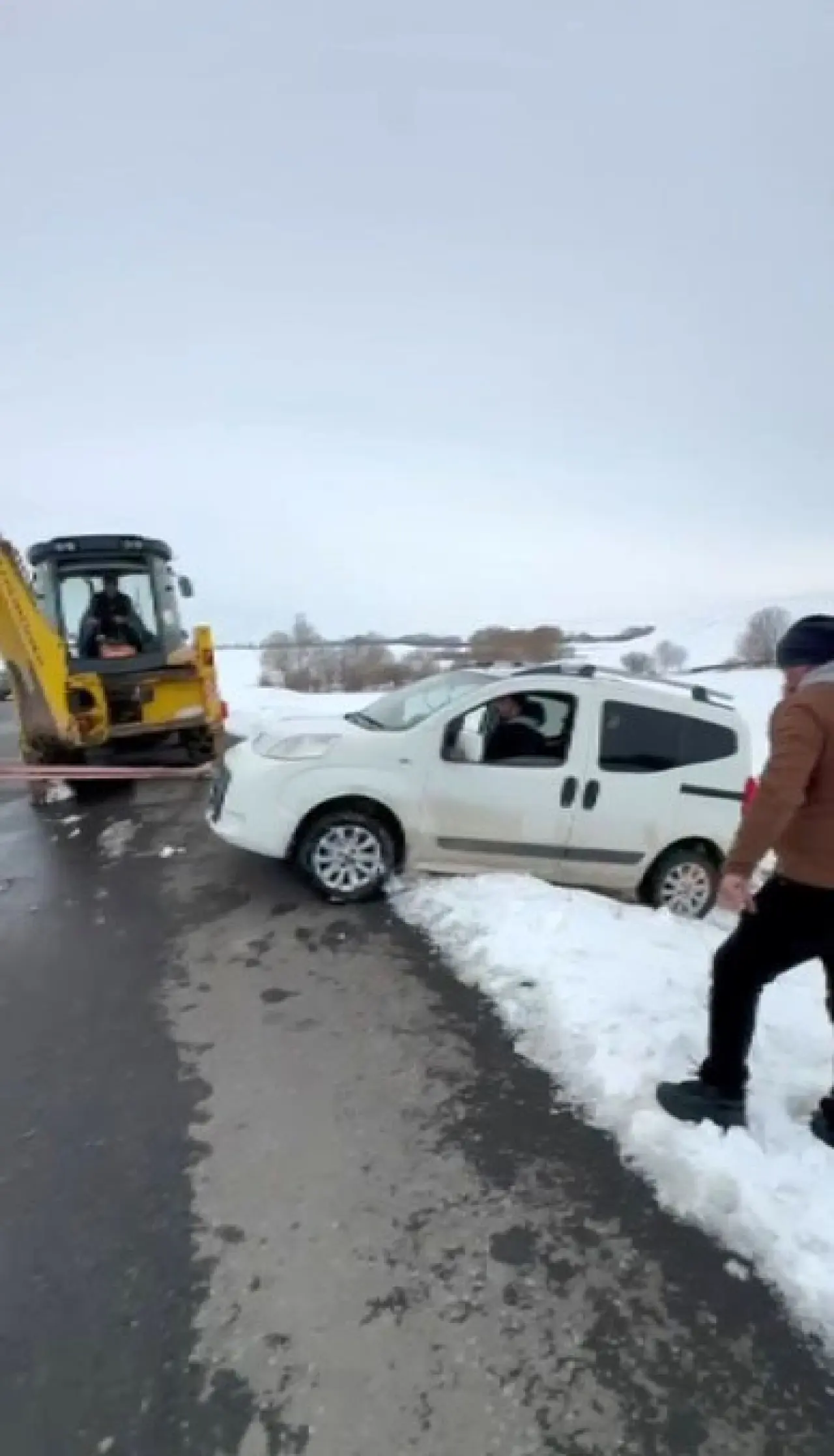 Kars’ta buzlanma kazaya neden oldu! Araç şarampole uçtu 2
