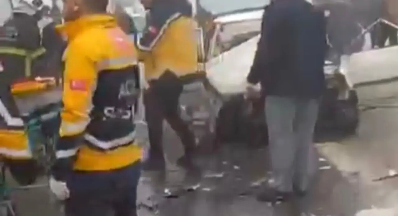Gaziantep’te 3 araç burun buruna çarpıştı: 1 ölü, 6 yaralı 2