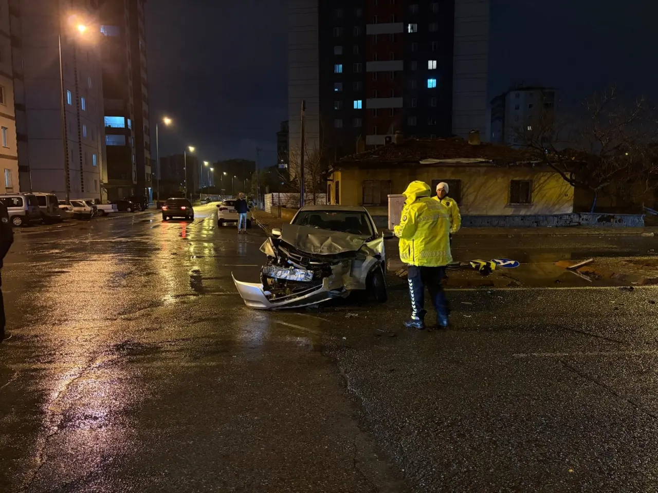 Dehşet anları! Savrulan araç refüjdeki ağacı parçaladı, 4 yaralı 3