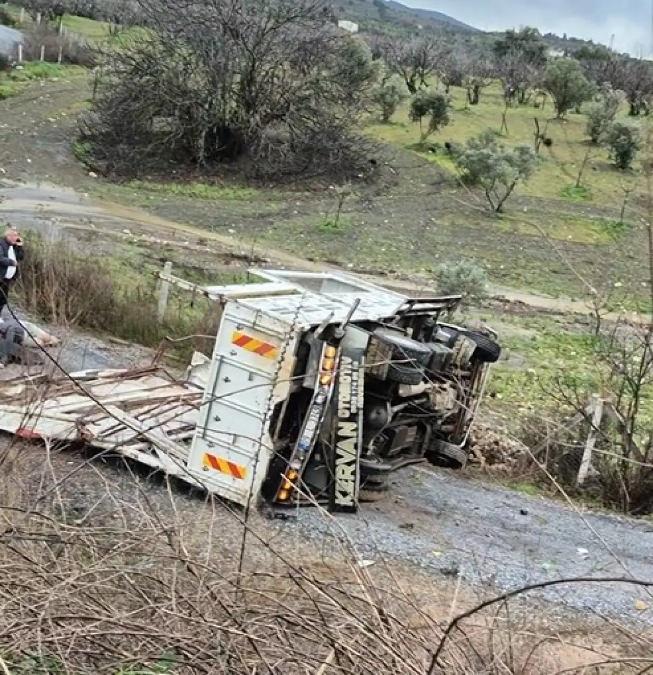 Kamyon yan yattı, yolcu yola fırladı! Kuşadası’nda feci kaza 1