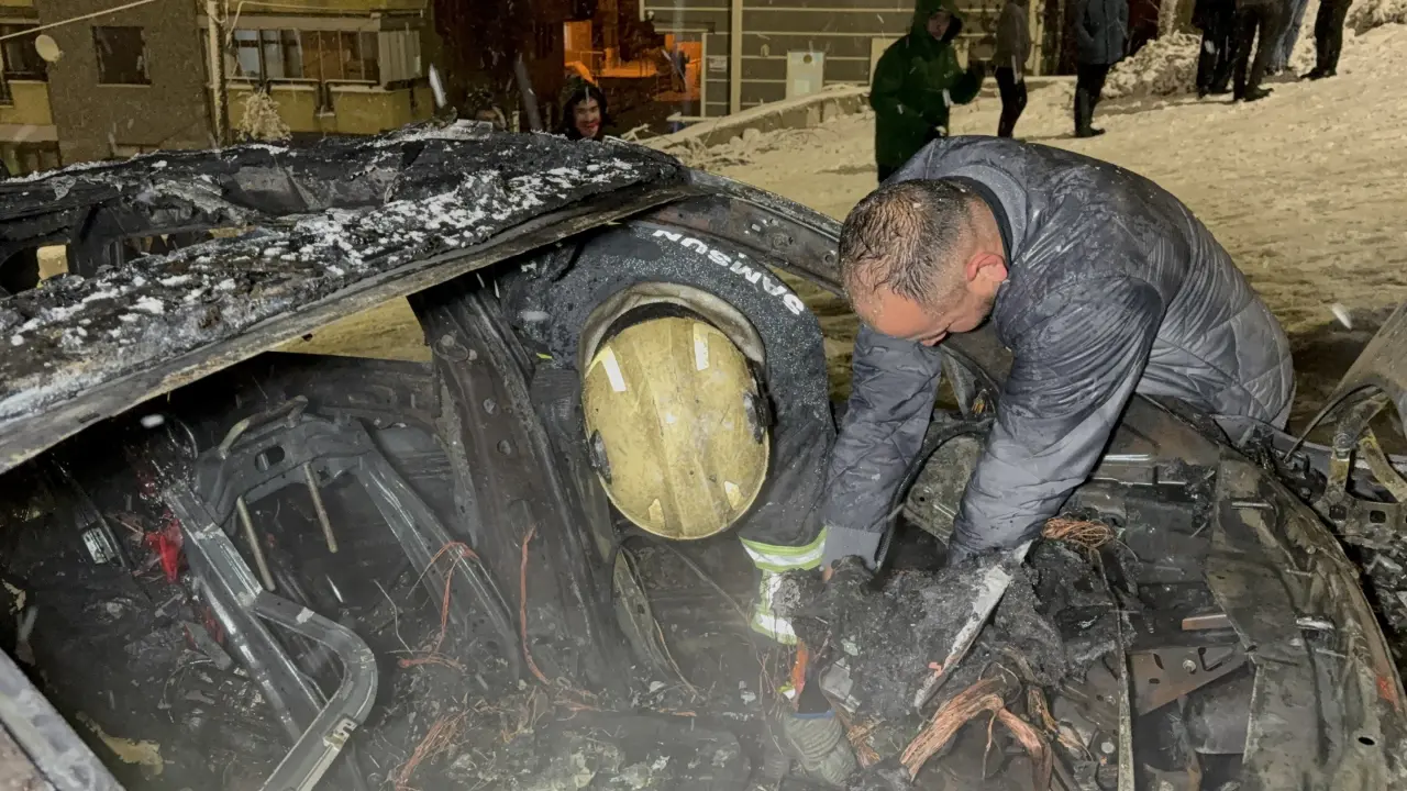 Karlı rampada kabus gibi anlar, otomobil küle döndü! Sürücü yığınların arasında altınlarını aradı 7