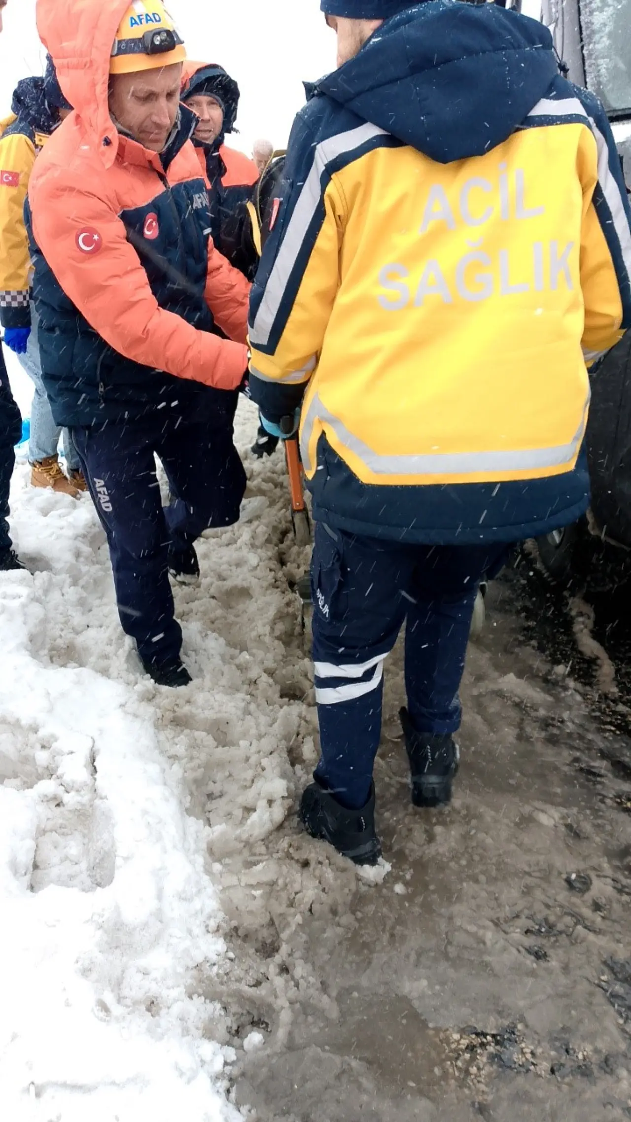Cenaze taşıyan minibüs takla attı: 22 kişi yaralandı! 2