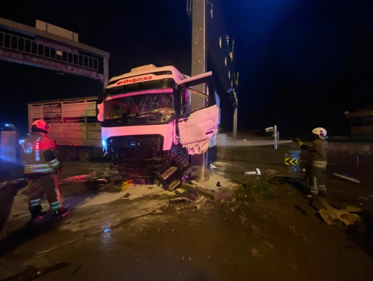 Bir anlık dikkatsizlik felaket getirdi! Gişelerde tır kazası 1