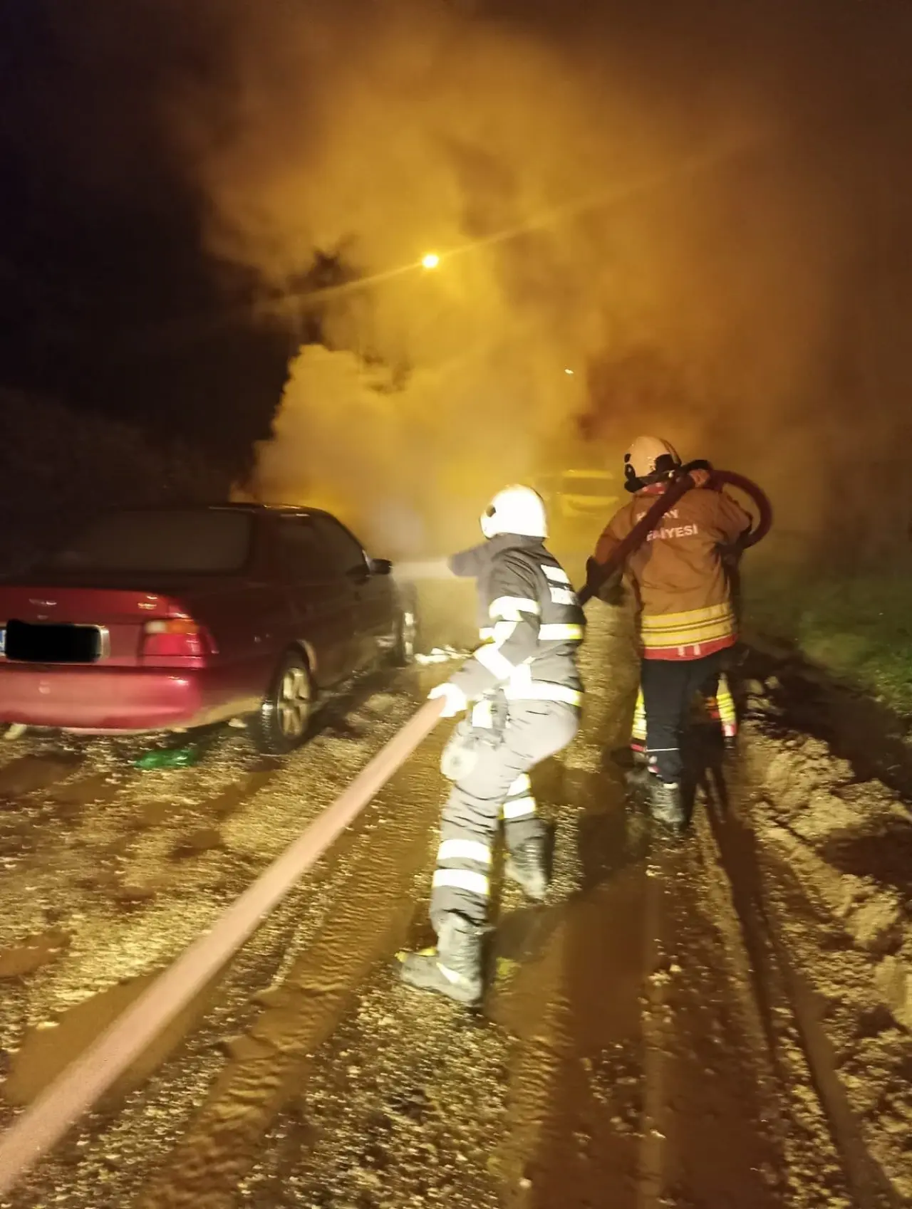 Bir anda alev aldı! Hatay’da seyir halindeki araç alev topuna döndü 1
