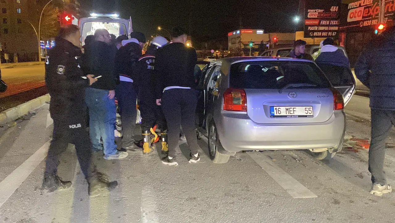Çorum’da trafik kazası korkuttu! Işıkta bekleyen çekiciye çarpan otomobil hurdaya döndü 1