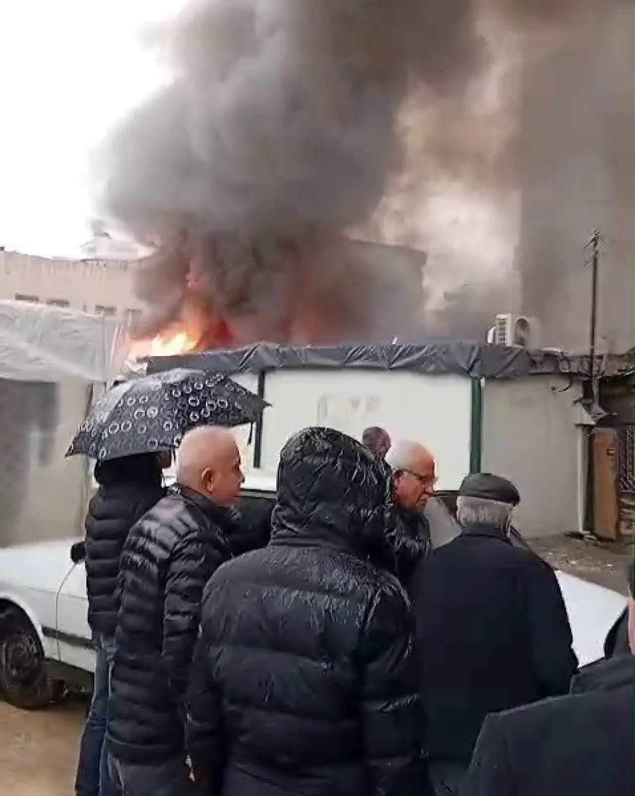 Adıyaman’da korkutan konteyner yangını! İtfaiye zamana karşı yarıştı 2