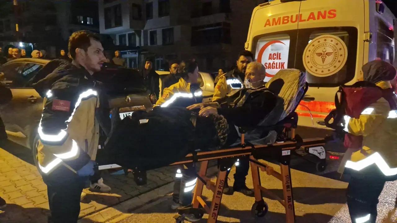 Daireyi ateşe verdi, mahalle sokağa döküldü! 10 kişi dumandan etkilendi 2