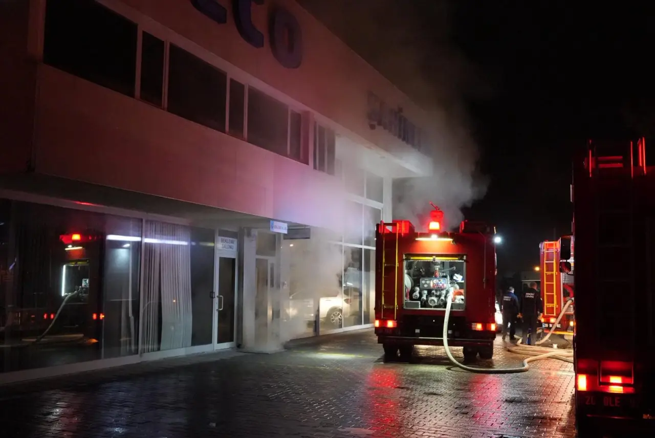 Denizli’de depo alev alev! Servis deposu küle döndü 4