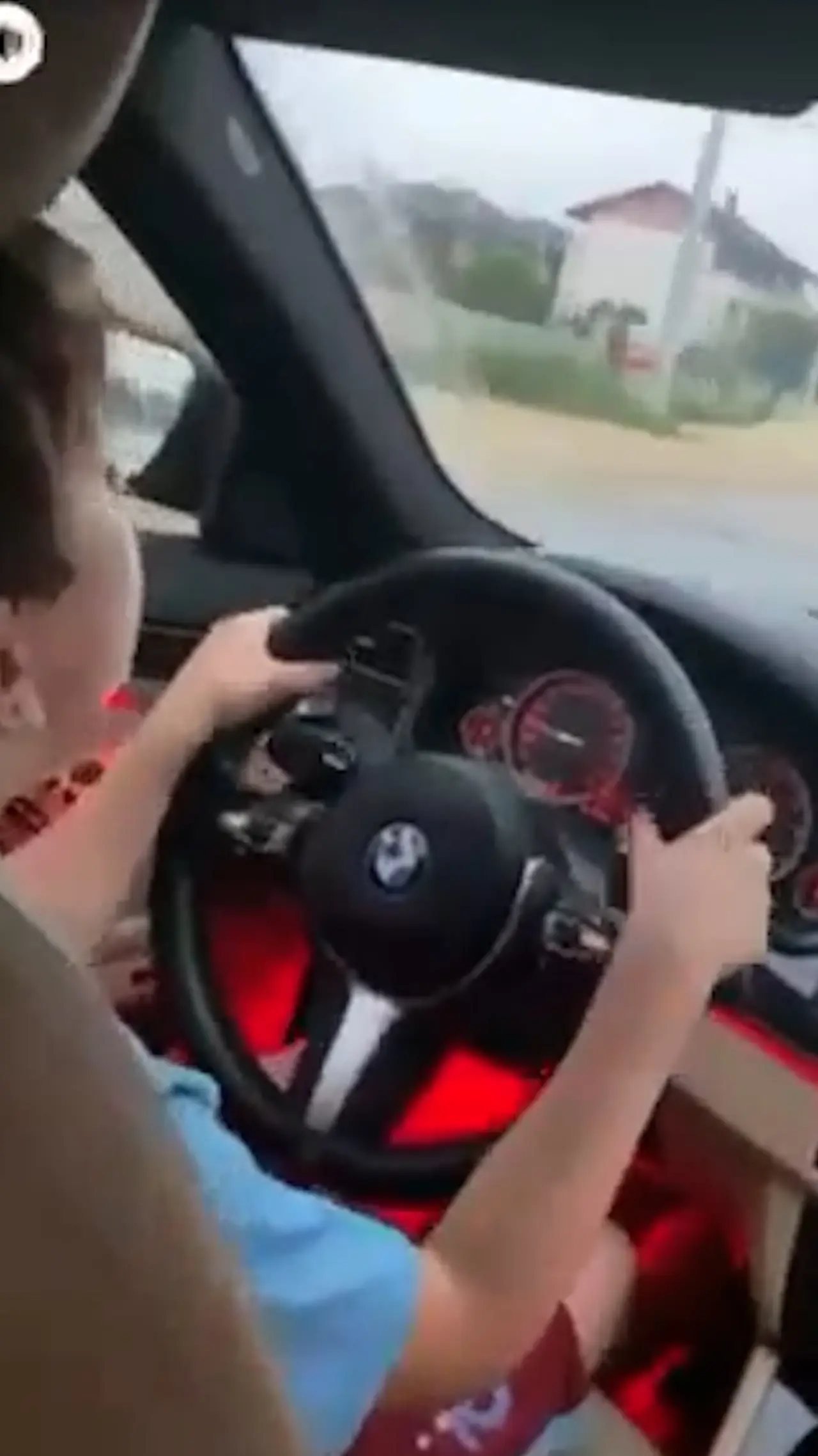 Bolu’da trafikte tehlikeli oyun! Küçük çocuk otomobil sürdü, aileye ceza geldi 2