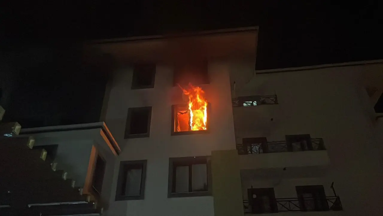 Daireyi ateşe verdi, mahalle sokağa döküldü! 10 kişi dumandan etkilendi 1