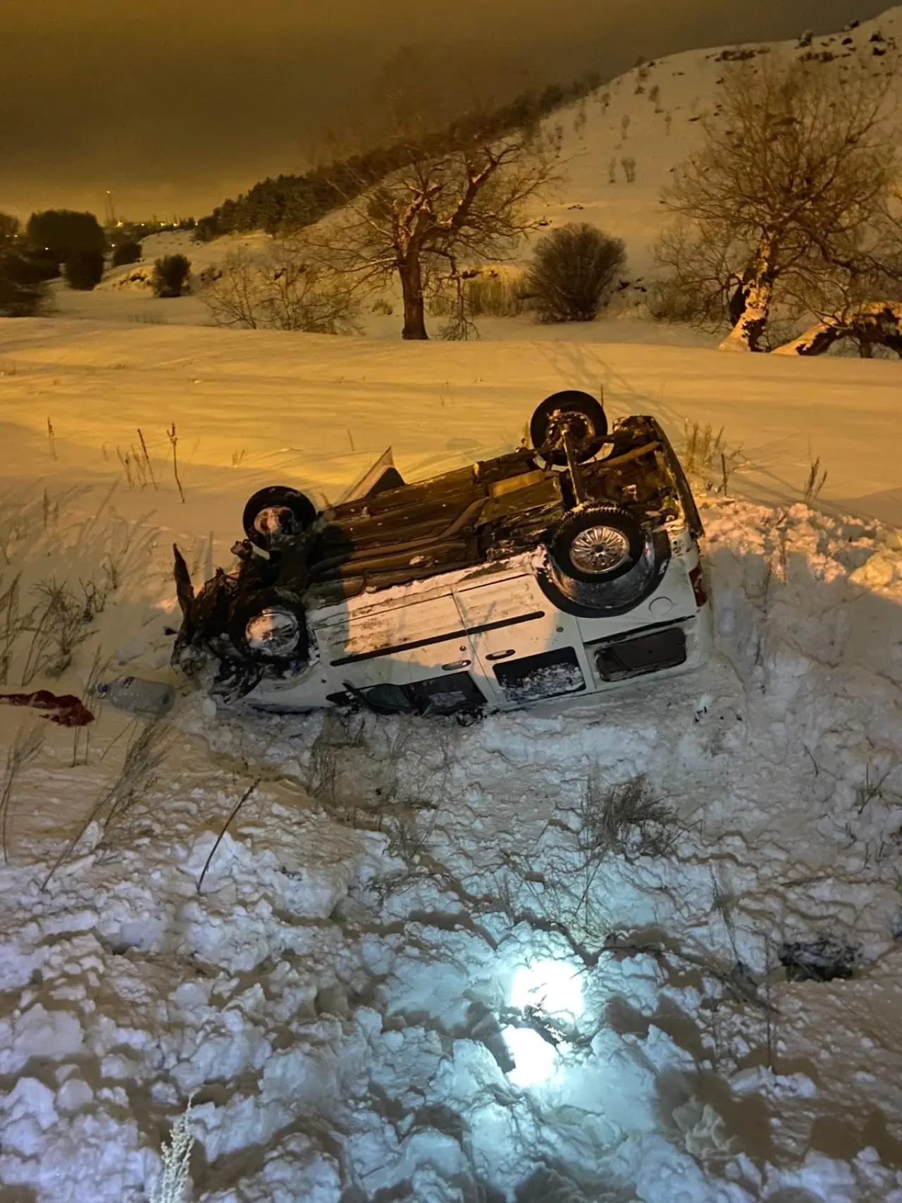 Kars’ta buz tuzağı! Araç takla atıp şarampole uçtu: 2 yaralı 2