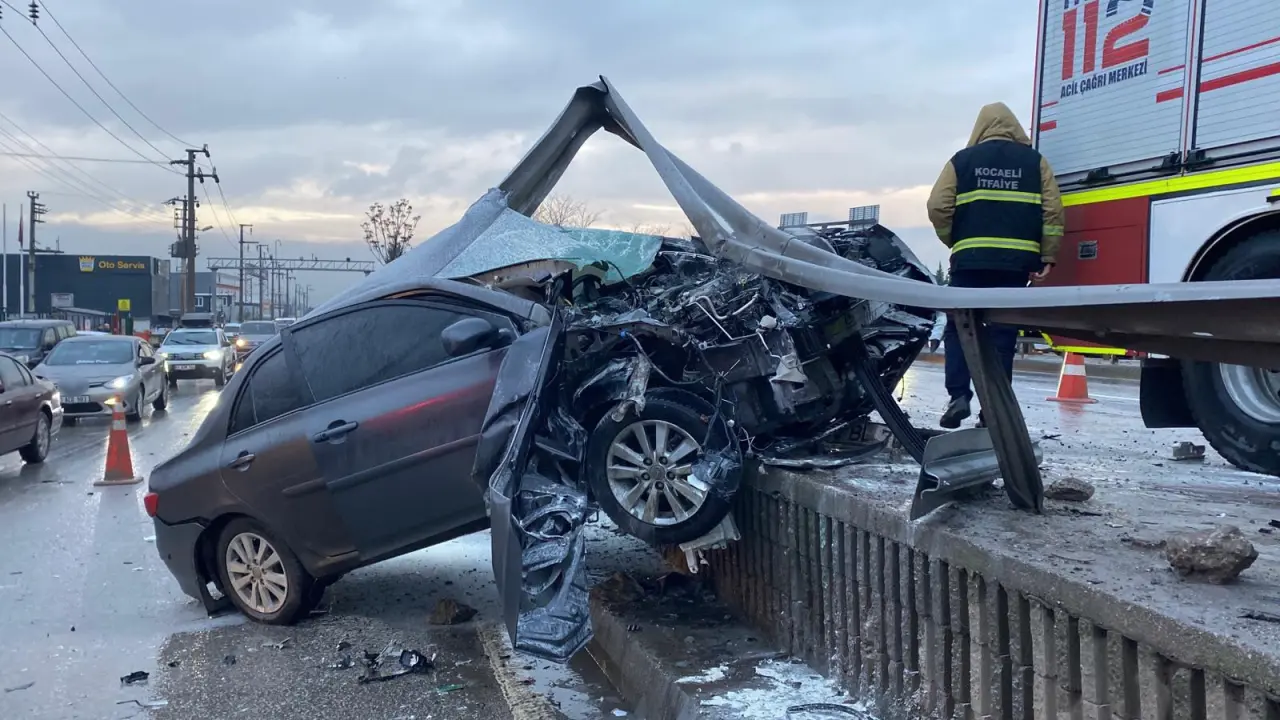 Kocaeli’de yağış kabusu! Otomobil bariyerlere saplandı 1