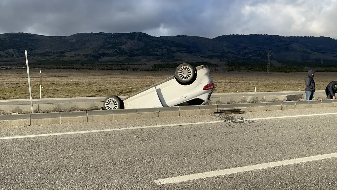 Eskişehir’de kontrolden çıkan otomobil refüje çarpıp takla attı, 5 yaralı 2