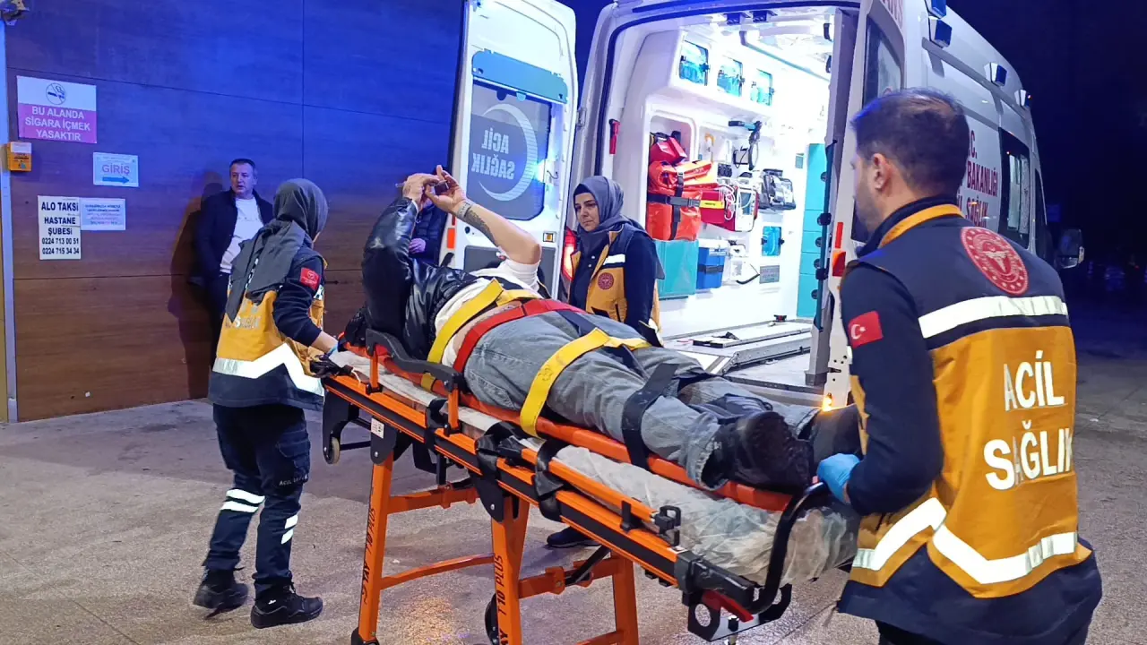 İnegöl’de yaya geçidinde dehşet! Otomobil 3 kişiye çarptı 2