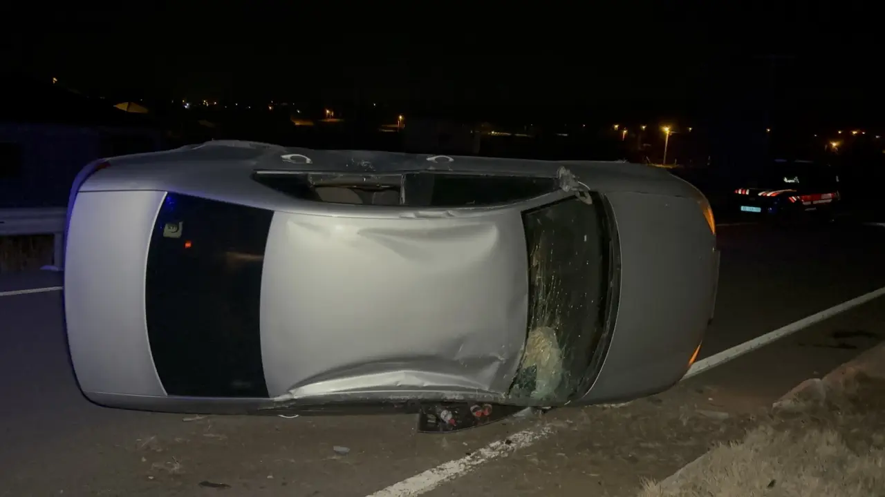 Aksaray’da feci kaza! Otomobil yola devrildi: 2 yaralı 3