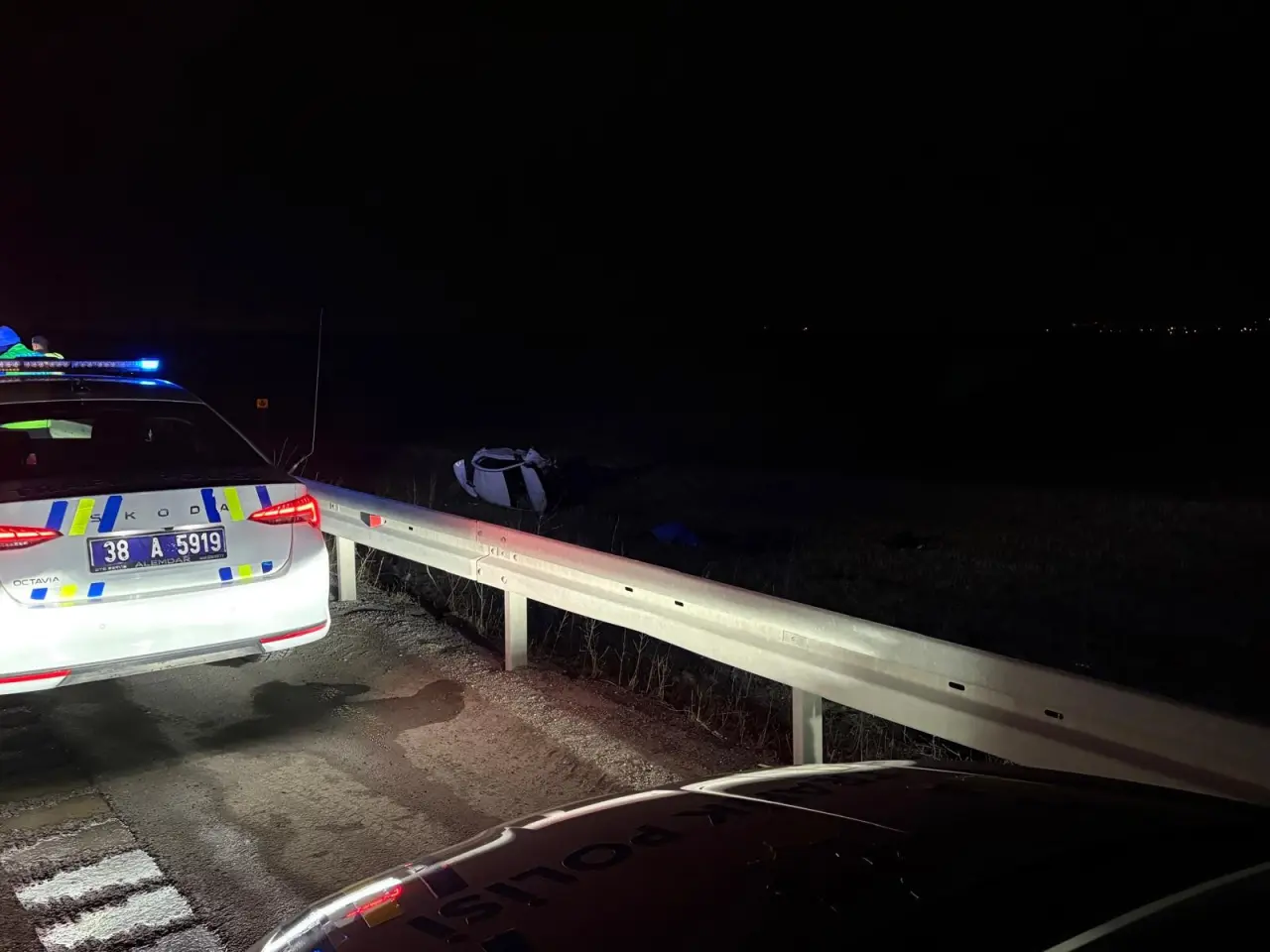 Kayseri-Malatya yolunda can pazarı! Otomobil şarampole yuvarlandı, 1 ölü 4 yaralı 3