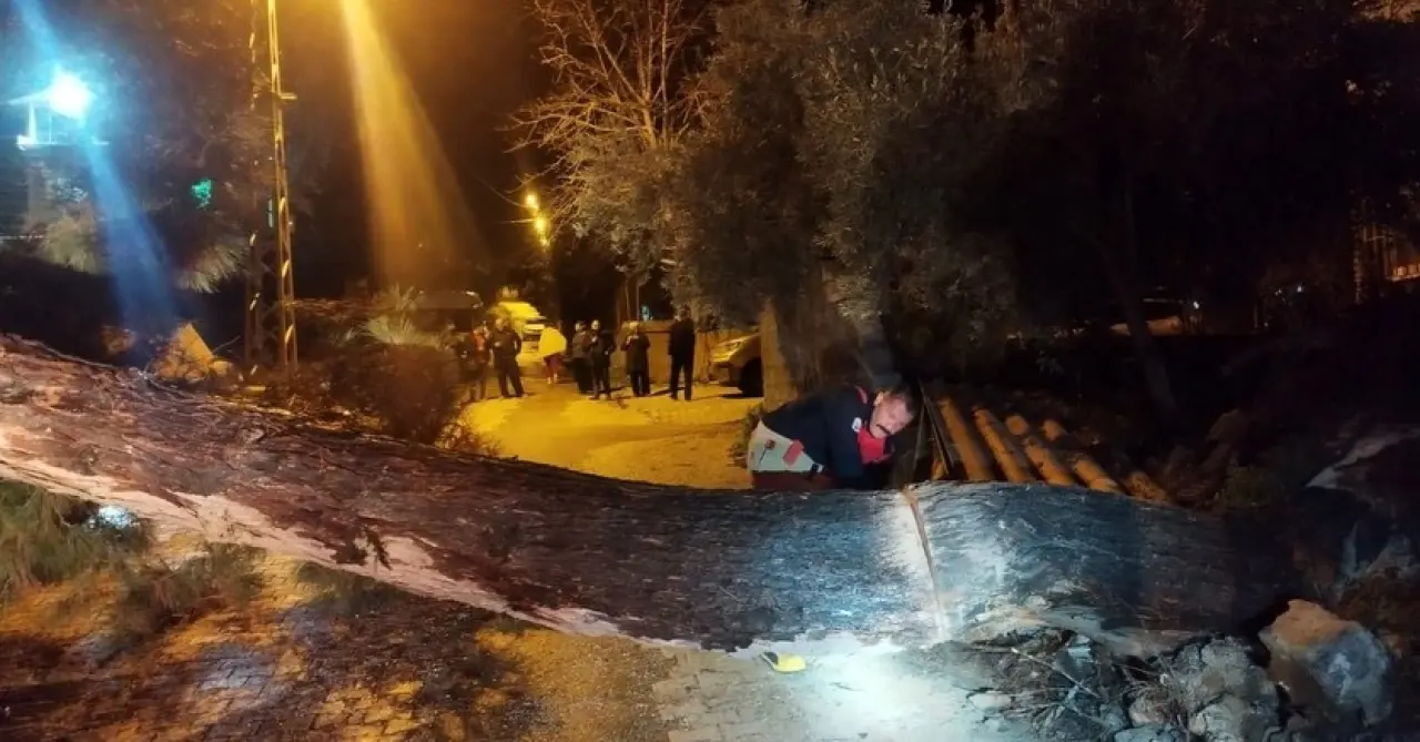Hatay’da fırtına hayatı felç etti! Yol ağaçla kapandı 1
