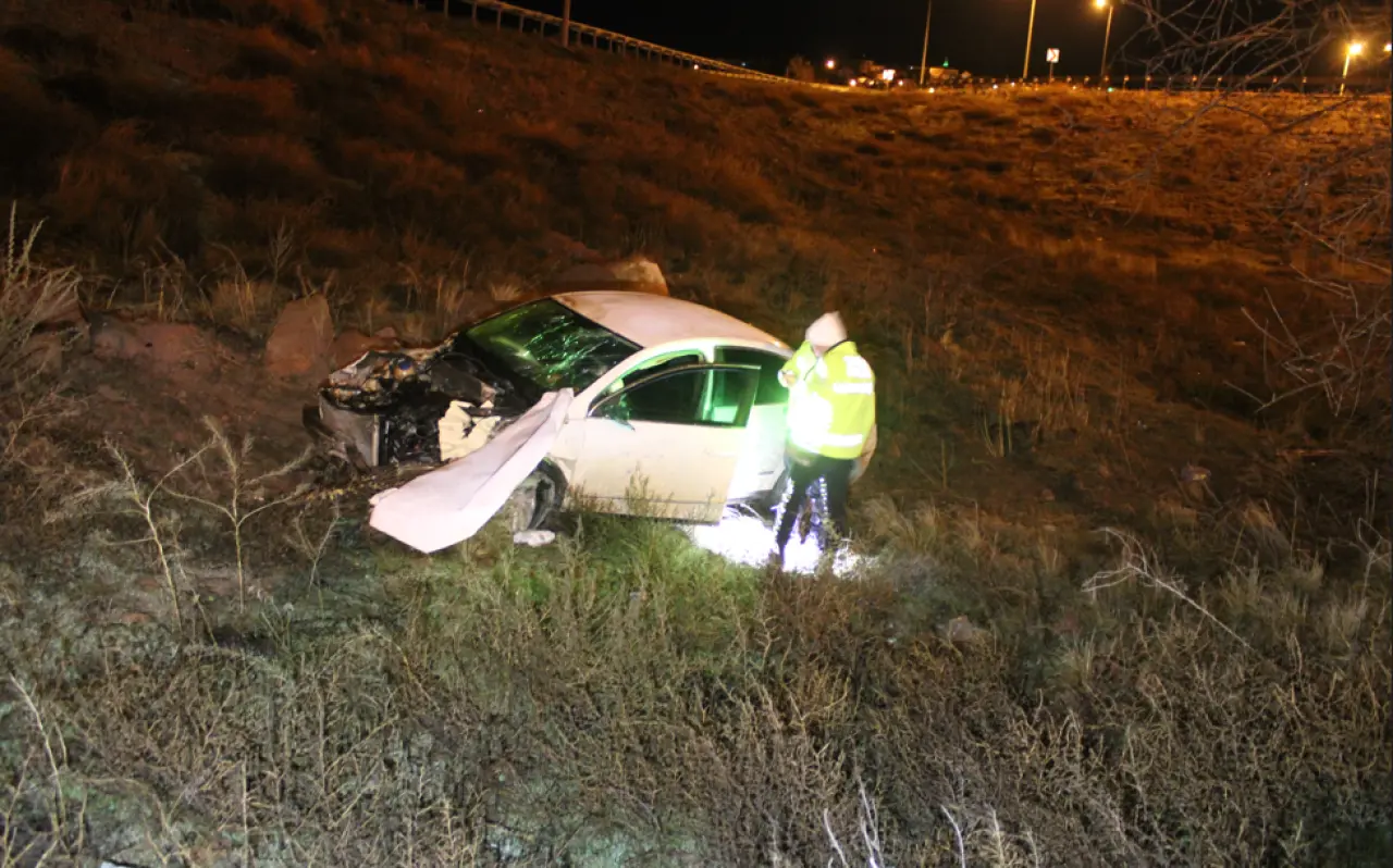 Kayseri’de korkunç kaza! Otomobil bariyere çarpıp uçuruma düştü 1