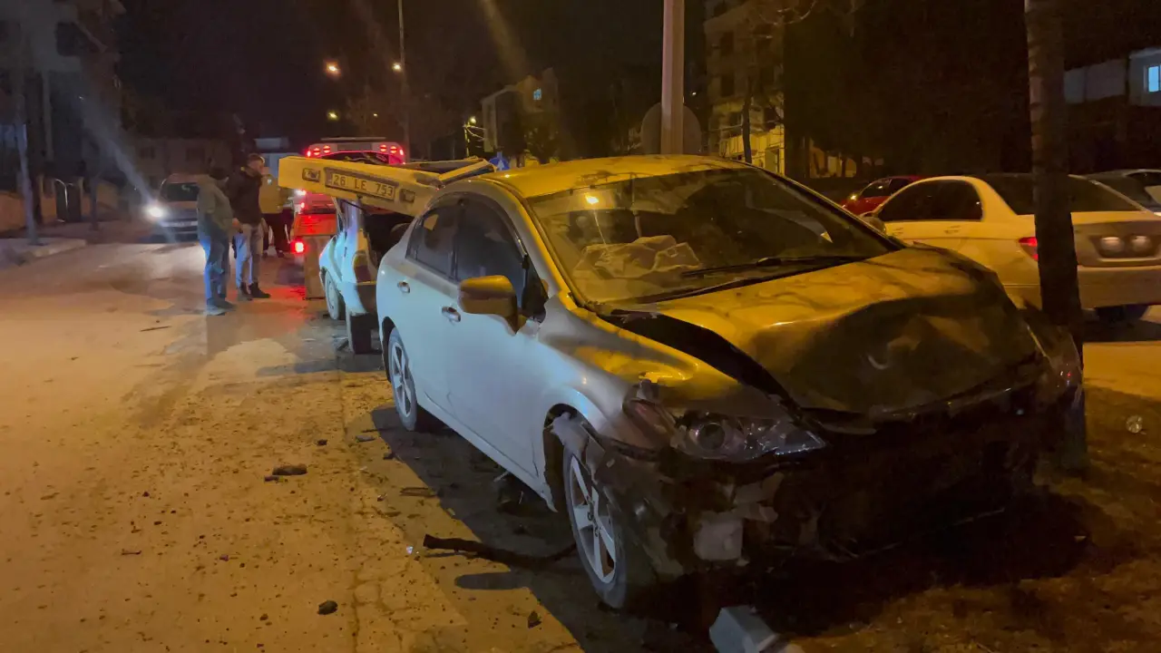 Eskişehir’de şok kaza! İki otomobilin çarpışması korkuttu 3