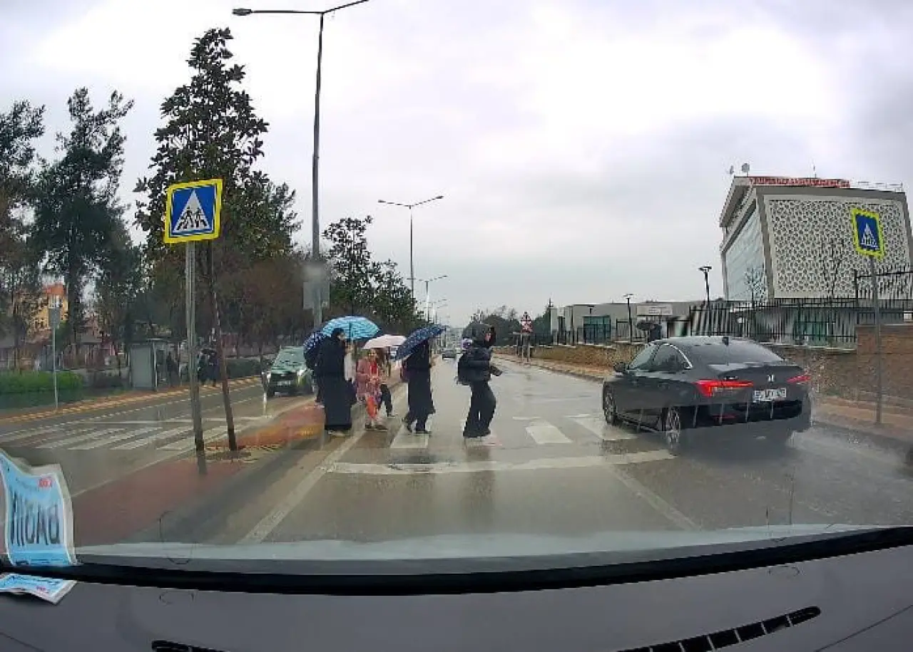 Bursa’da yaya geçidinde faciadan dönüldü! Tehlikeli anlar kamerada 1