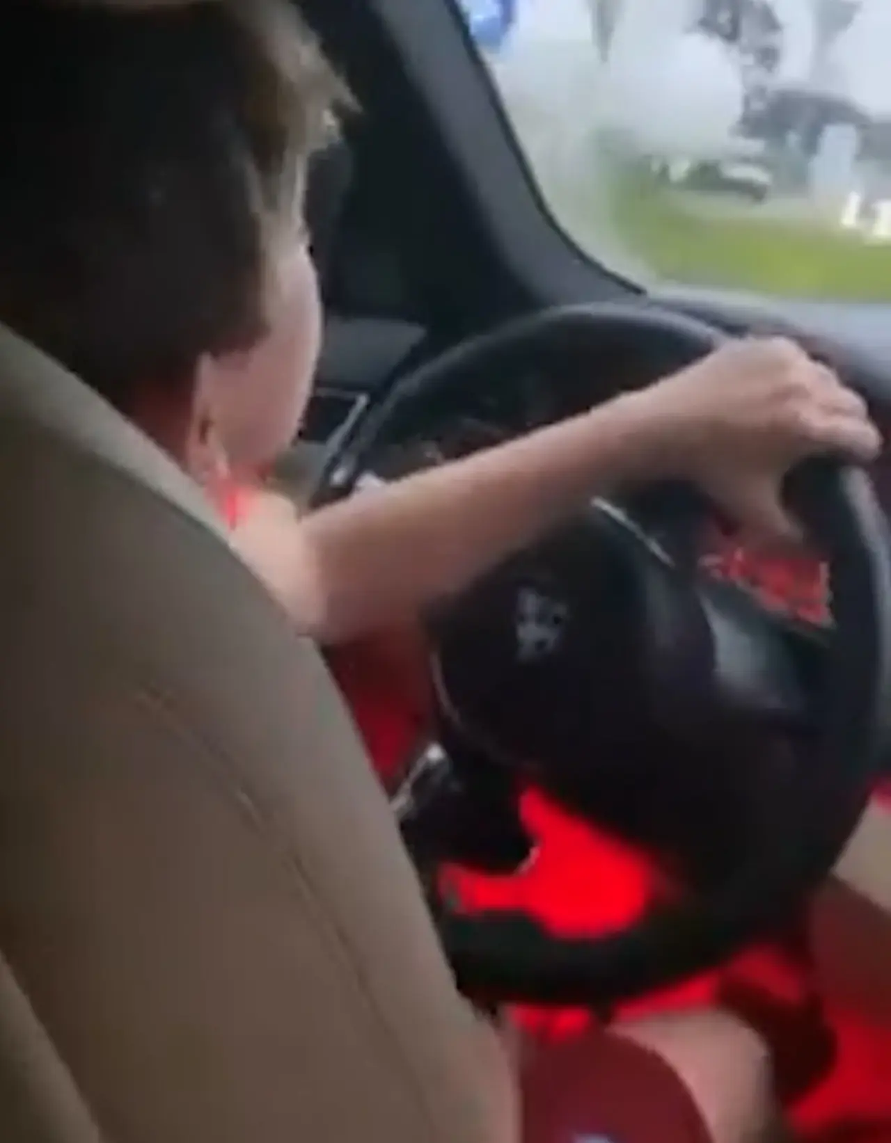 Bolu’da trafikte tehlikeli oyun! Küçük çocuk otomobil sürdü, aileye ceza geldi 1