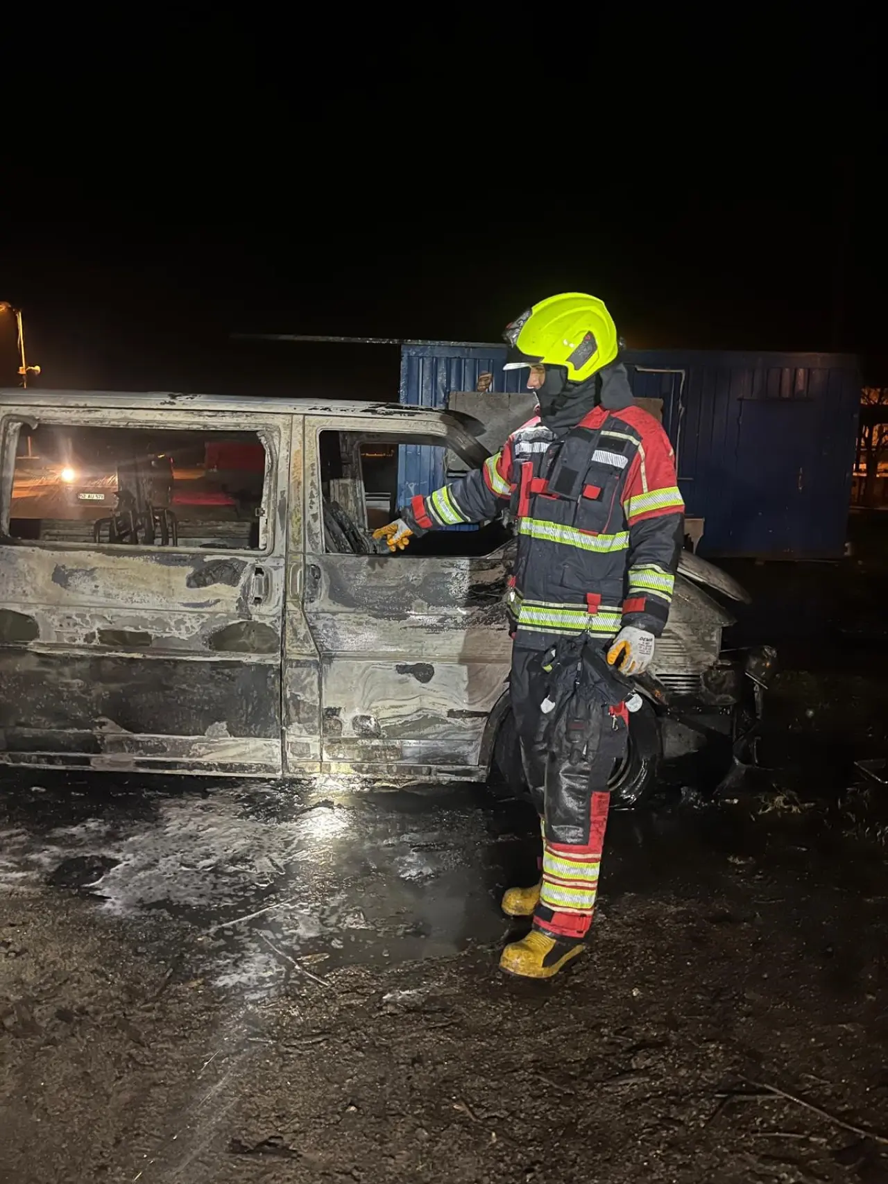 Balıkesir'de korkutan anlar! Park halindeki araçlar alev aldı 4