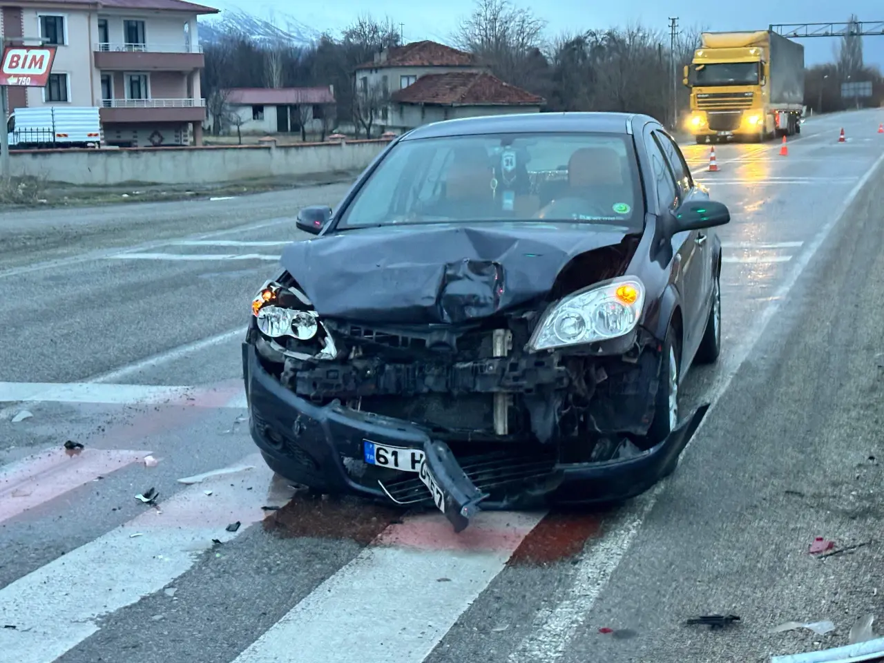 Erzincan’da kavşakta feci çarpışma! 2 kişi hastanelik oldu 1