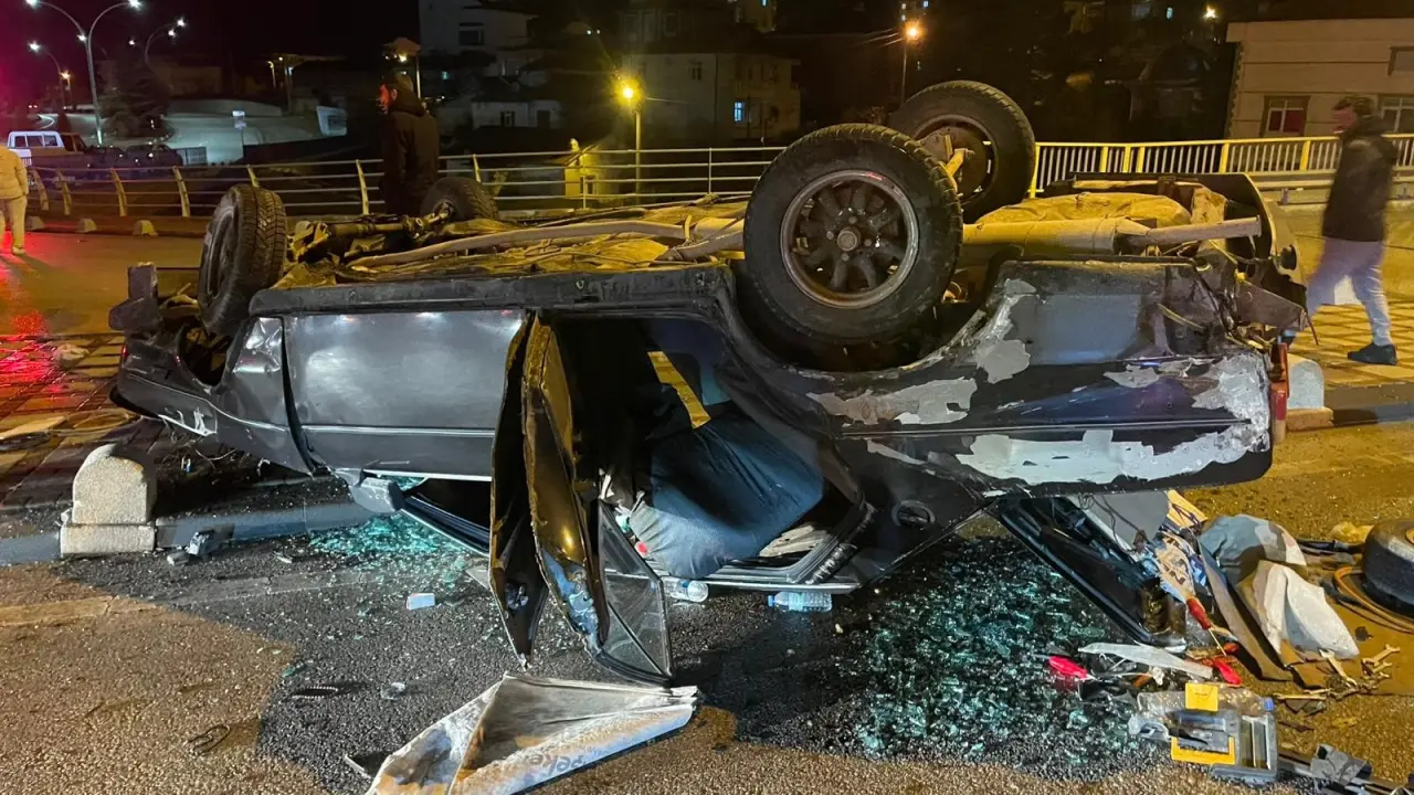 Gece yarısı kaza! Sürücü ölümden döndü, araç hurdaya gitti 1