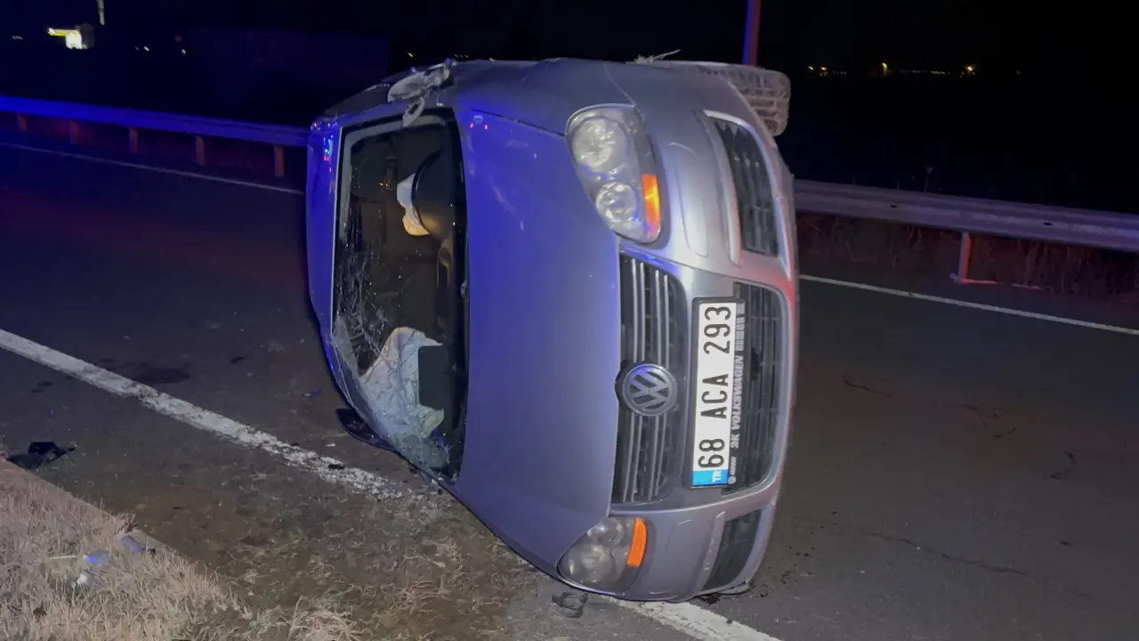 Aksaray’da feci kaza! Otomobil yola devrildi: 2 yaralı 1