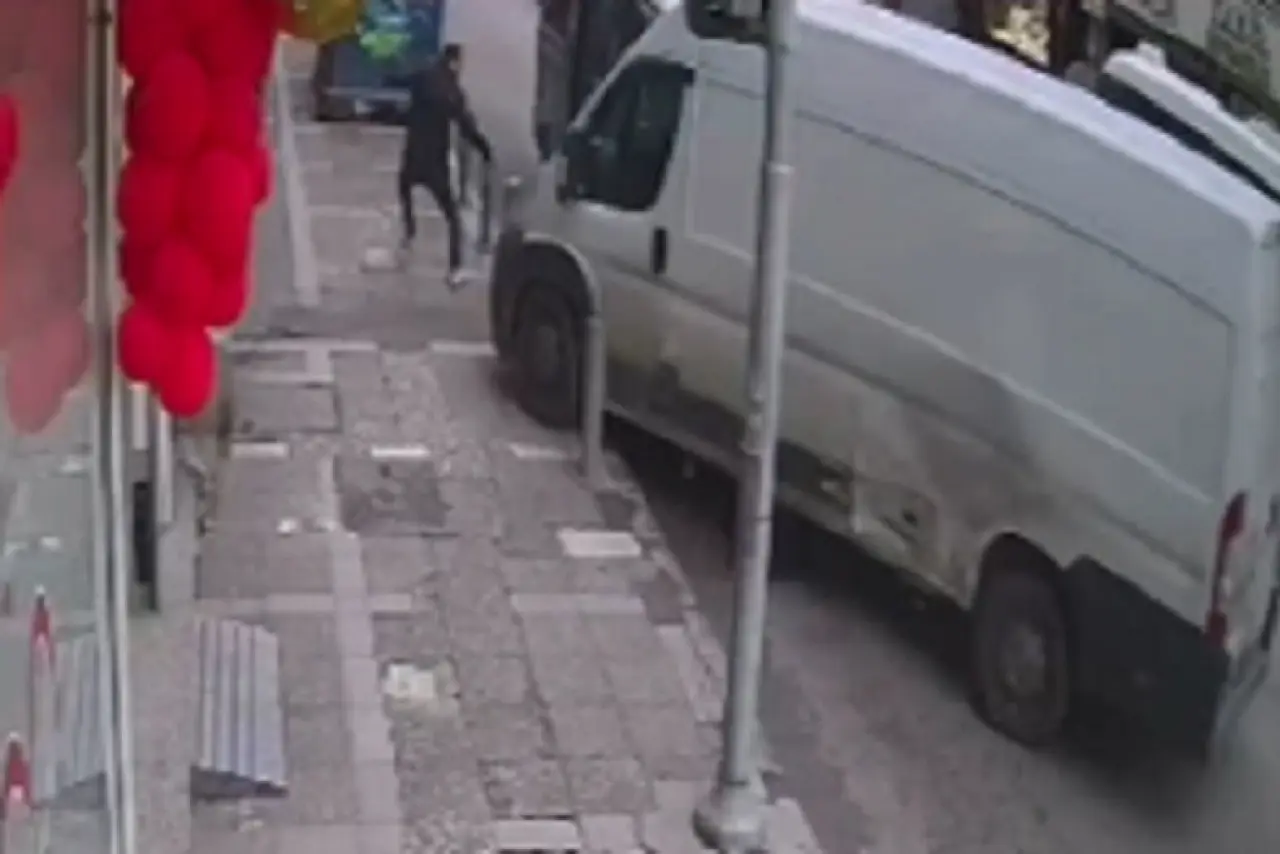 Buca’da freni patlayan minibüs dehşeti! Kaldırımdaki yayaya çarpıp iş yerine daldı 1