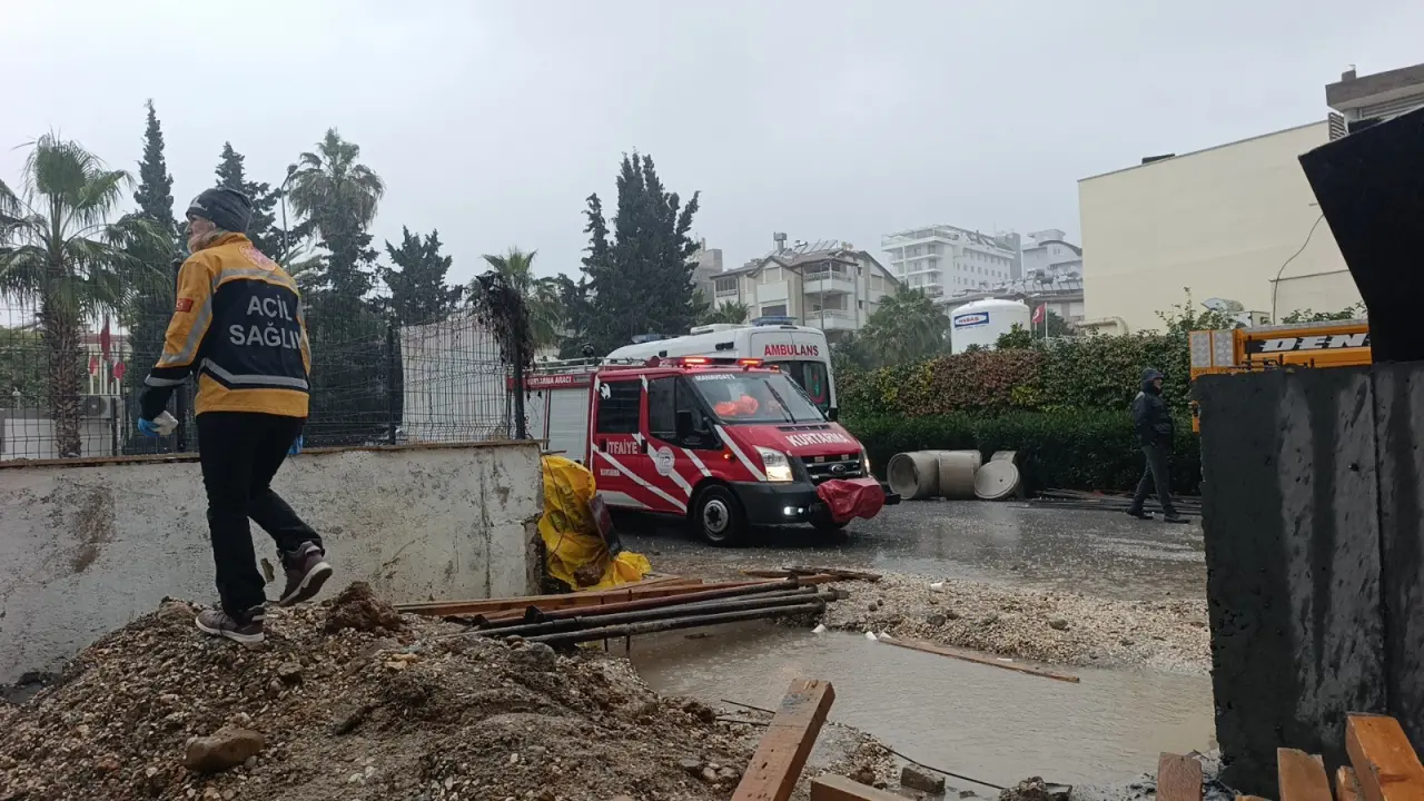 Antalya’da inşaatta korku dolu anlar! İşçi vinçle kurtarıldı 3