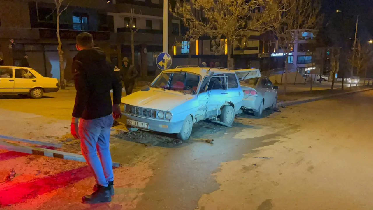 Eskişehir’de şok kaza! İki otomobilin çarpışması korkuttu 2