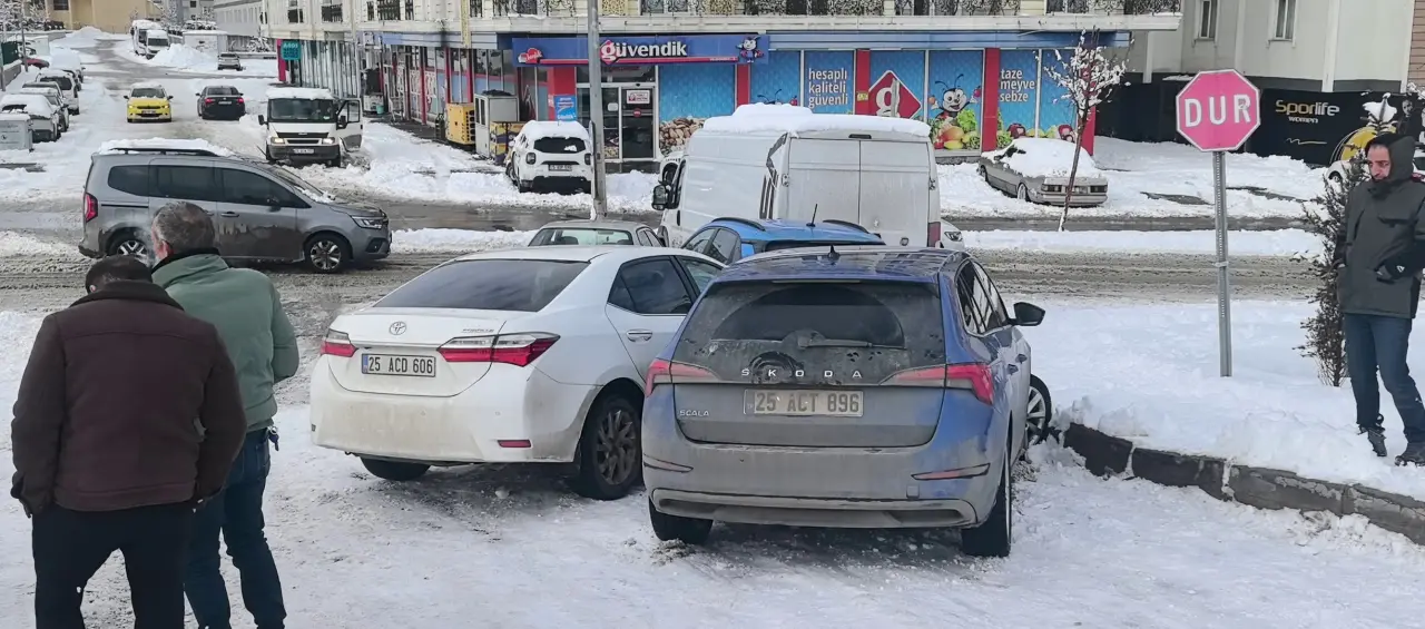 Erzurum’da zincirleme kaza! 5 araç hasar gördü, sürücü kayarak düştü 3