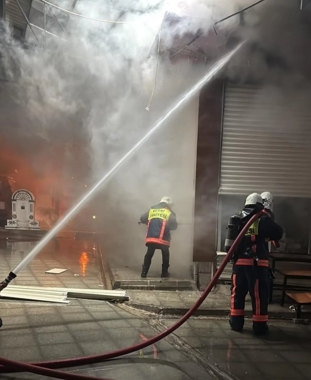Besni’de korku dolu anlar! Hırdavat dükkanında yangın çıktı 1