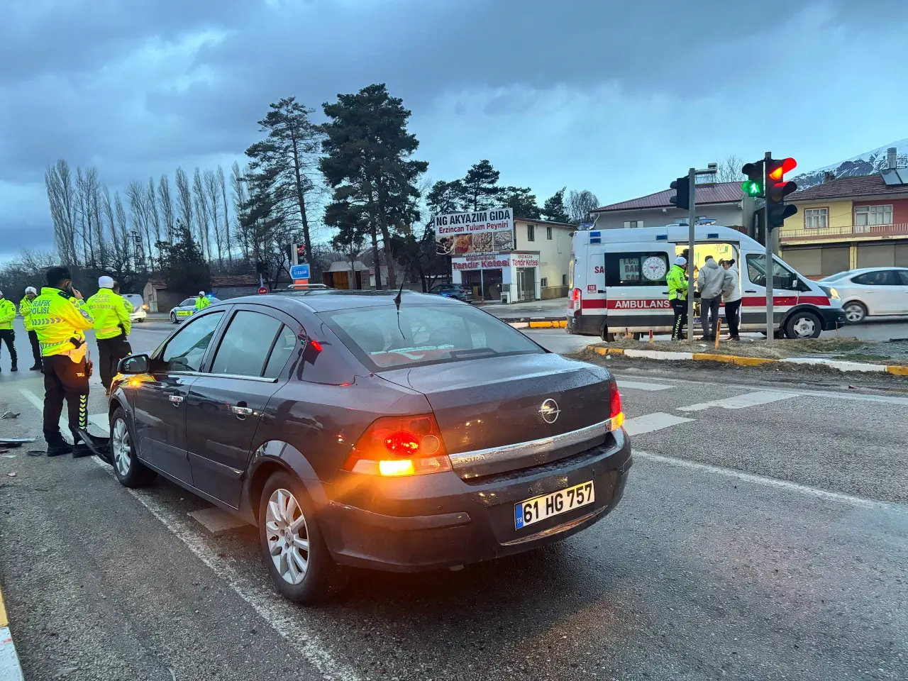 Erzincan’da kavşakta feci çarpışma! 2 kişi hastanelik oldu 4