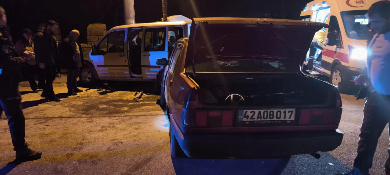Isparta'da otomobil ve hafif ticari araç kafa kafaya çarpıştı! 4 kişi yaralandı 2