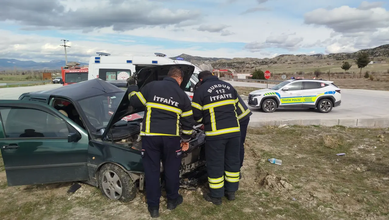 Burdur’da can pazarı! Pikap ile otomobil çarpıştı, 3 yaralı 2