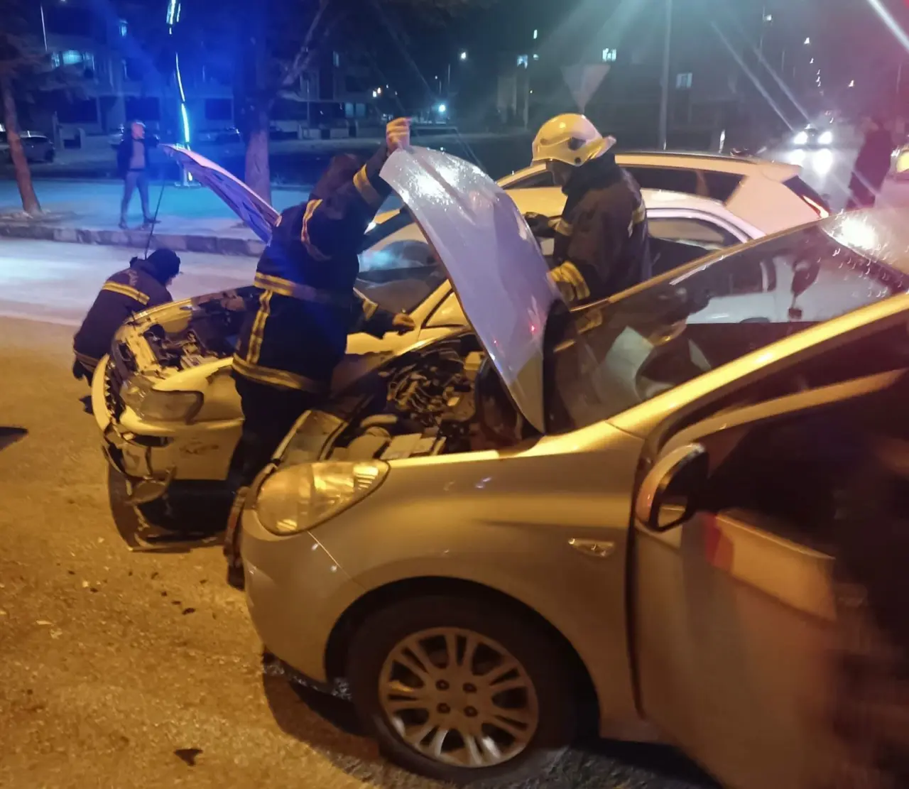 Erzincan’da cadde ortasında çarpışma: Facianın eşiğinden dönüldü! 1