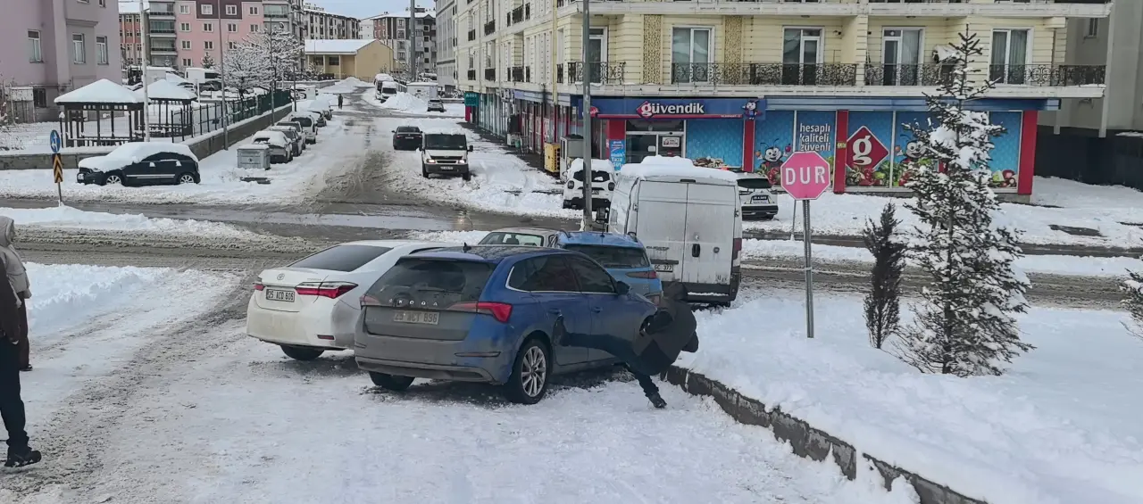 Erzurum’da zincirleme kaza! 5 araç hasar gördü, sürücü kayarak düştü 1