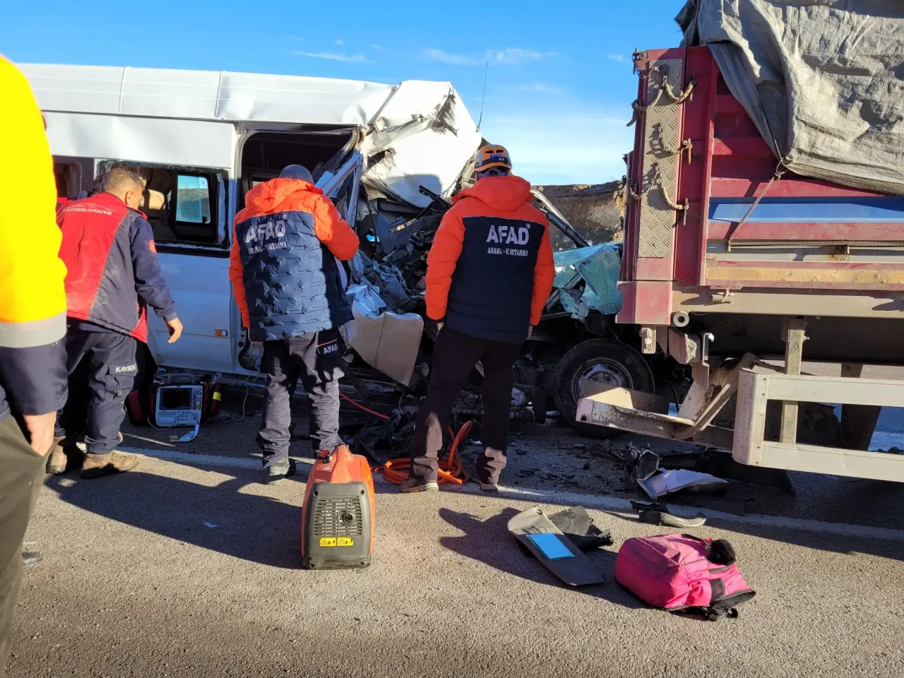 Kayseri’de feci kaza! Öğrenci servisi tıra çarptı: 1 ölü, 7 yaralı 1