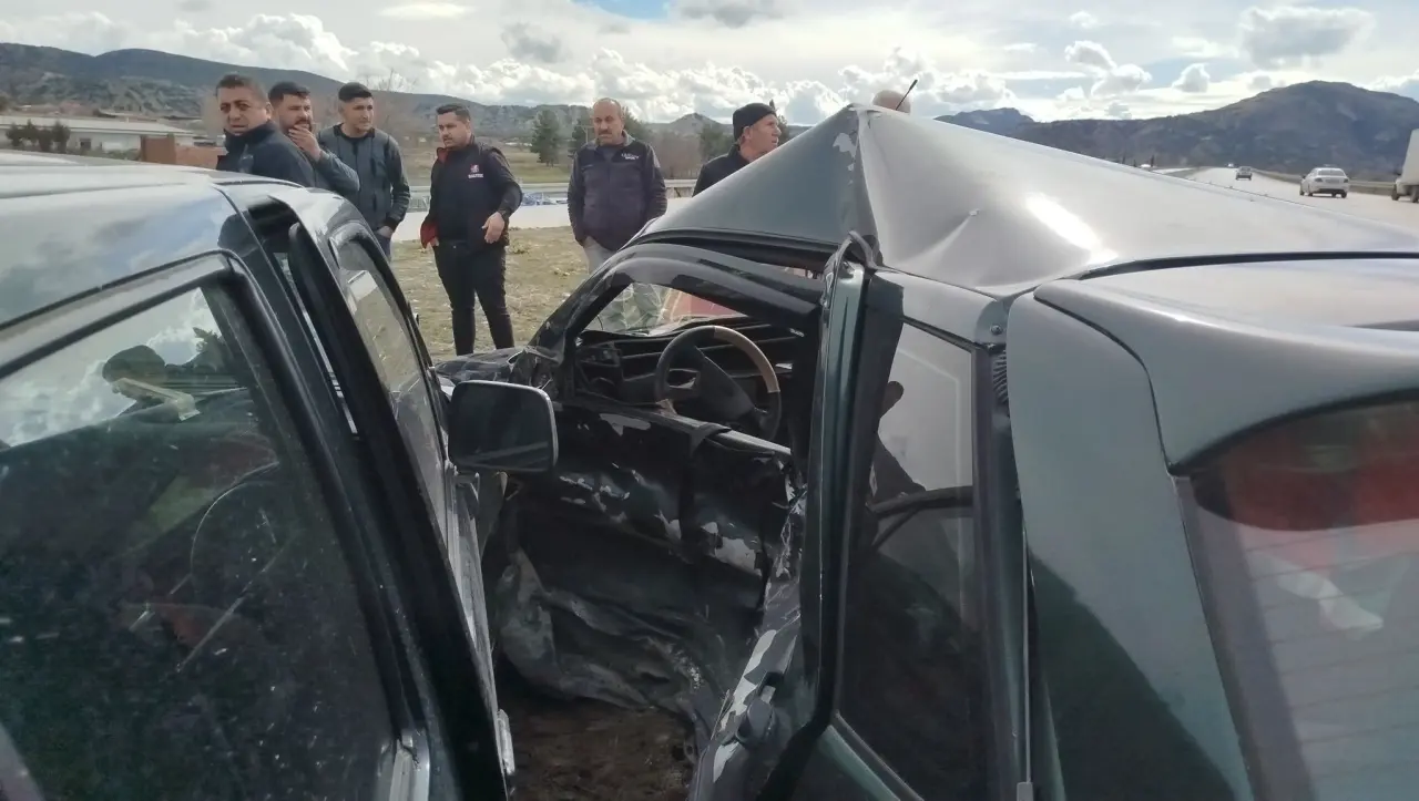 Burdur’da can pazarı! Pikap ile otomobil çarpıştı, 3 yaralı 3