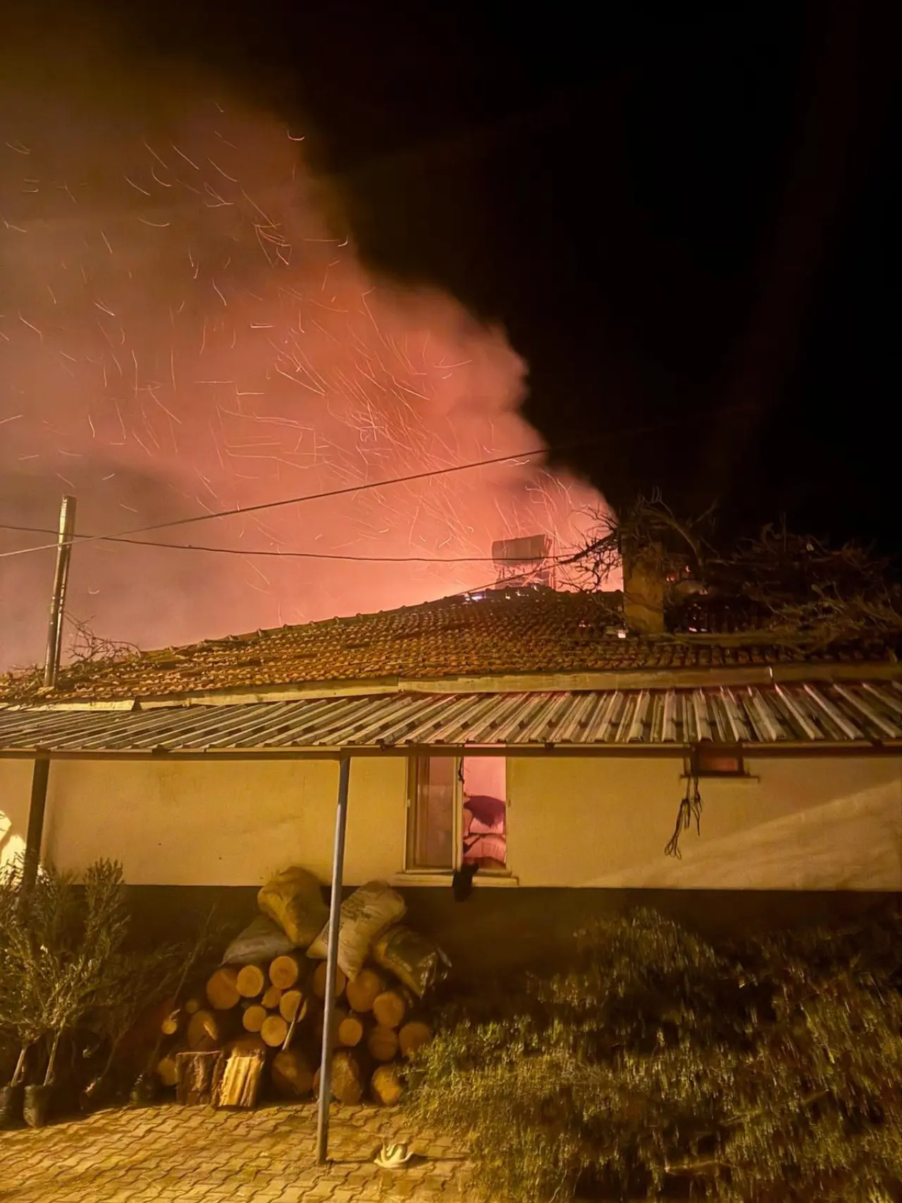 Burdur’da gece yarısı kabusu! Ev küle döndü 3