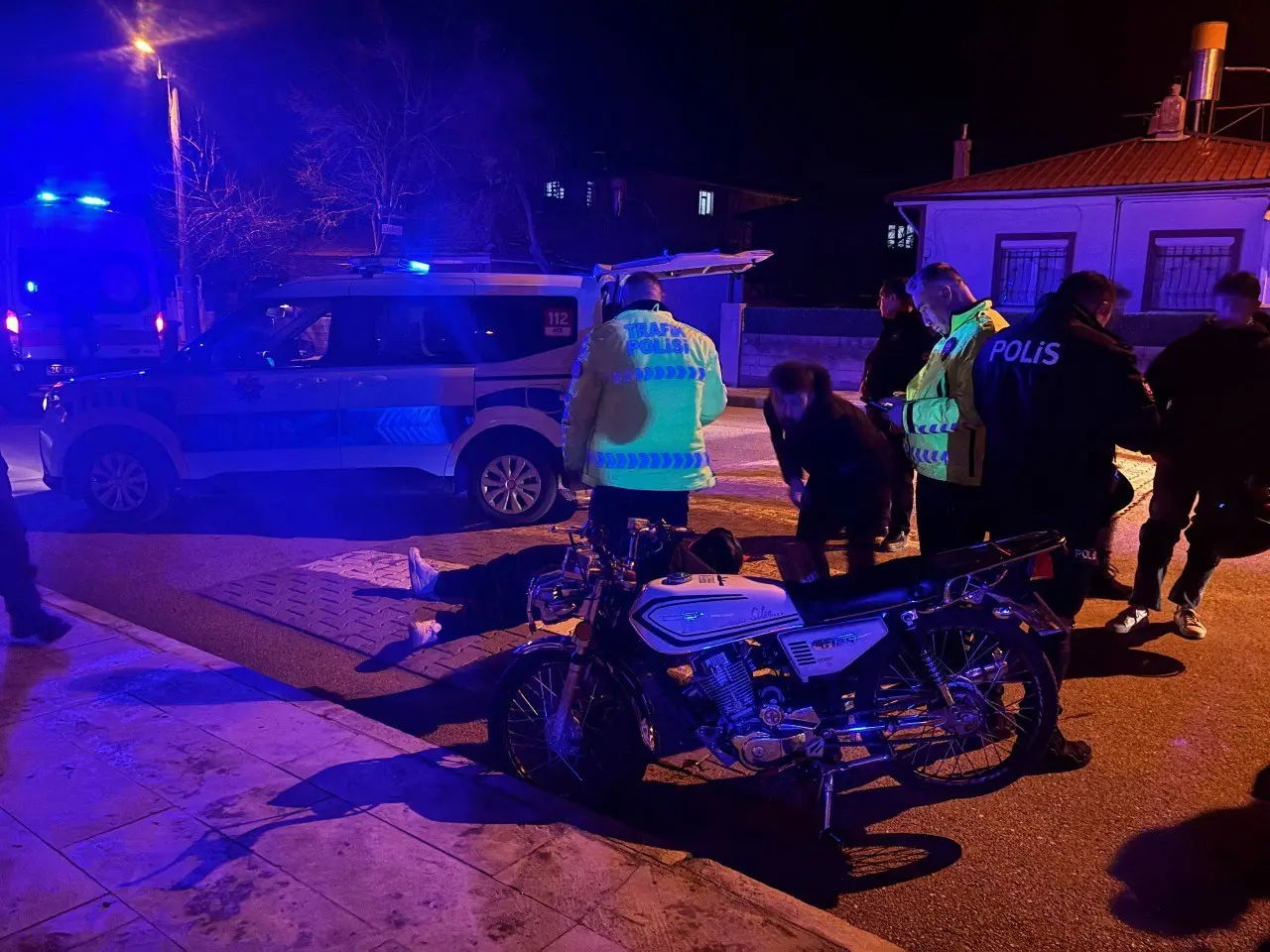 Erzincan’da direksiyon hakimiyetini kaybetti: Genç sürücü yaralandı! 2