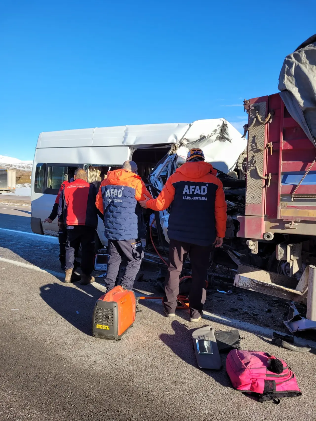Kayseri’de feci kaza! Öğrenci servisi tıra çarptı: 1 ölü, 7 yaralı 3
