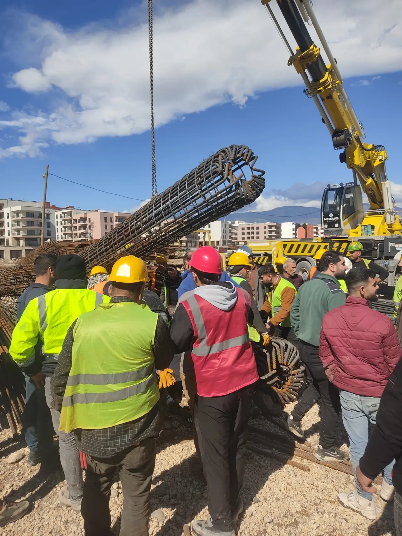 Hatay’da şantiyede korkunç kaza! vincin taşıdığı demir kolon işçinin üzerine düştü 3