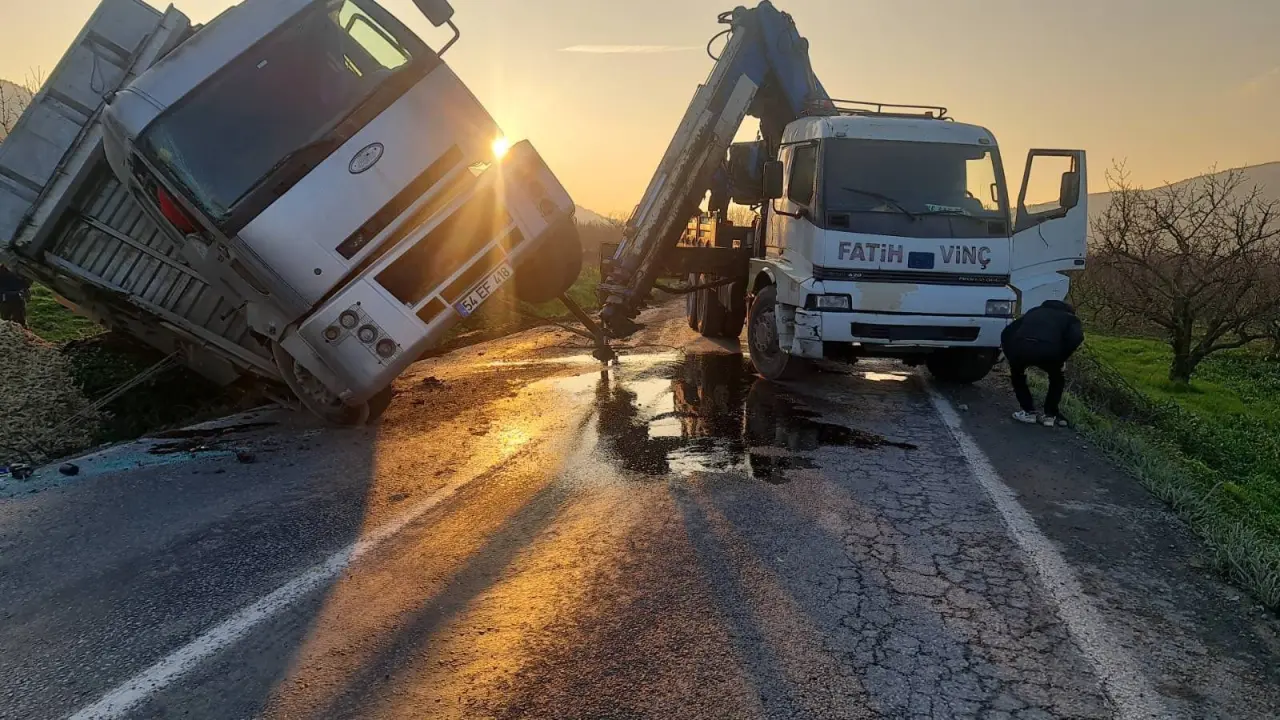Bilecik’te mısır yüklü çekici devrildi! Yol trafiğe kapandı 2