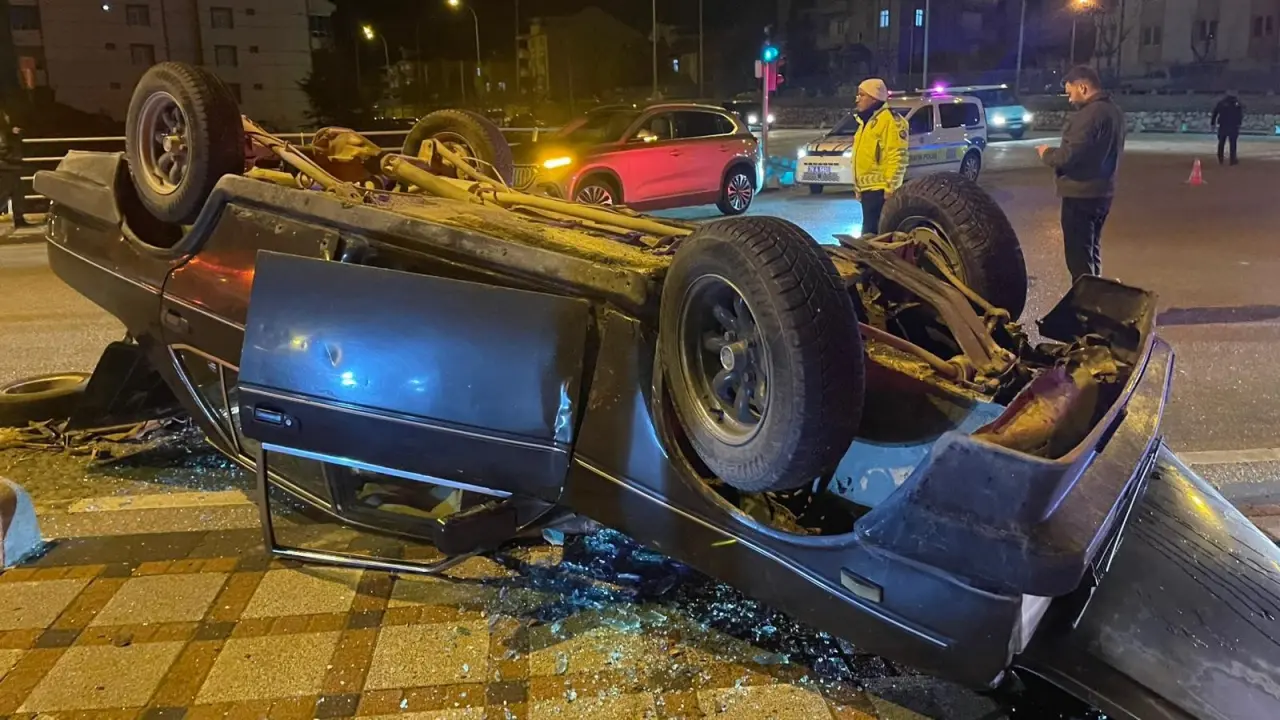 Gece yarısı kaza! Sürücü ölümden döndü, araç hurdaya gitti 4