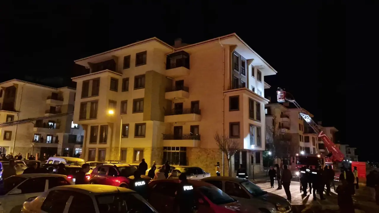 Daireyi ateşe verdi, mahalle sokağa döküldü! 10 kişi dumandan etkilendi 5